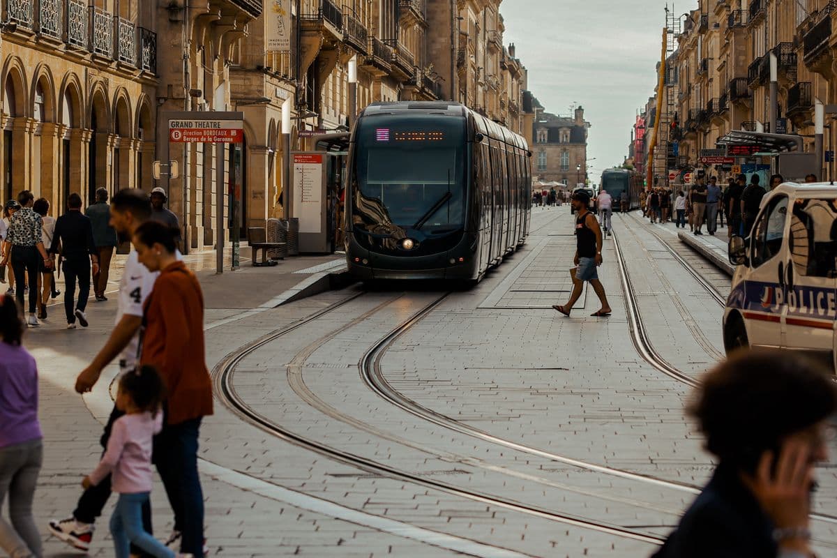Tramway et passants dans une rue du centre de Bordeaux