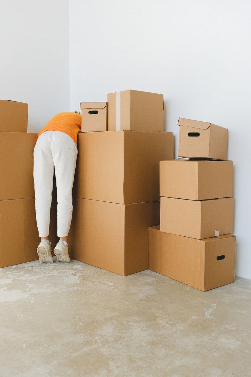 Cartons de déménagement empilés contre un mur