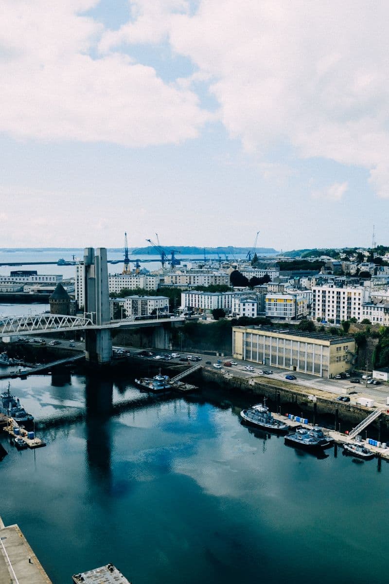 Brest : le pont de Recouvrance, la Penfeld et la rade sous les nuages