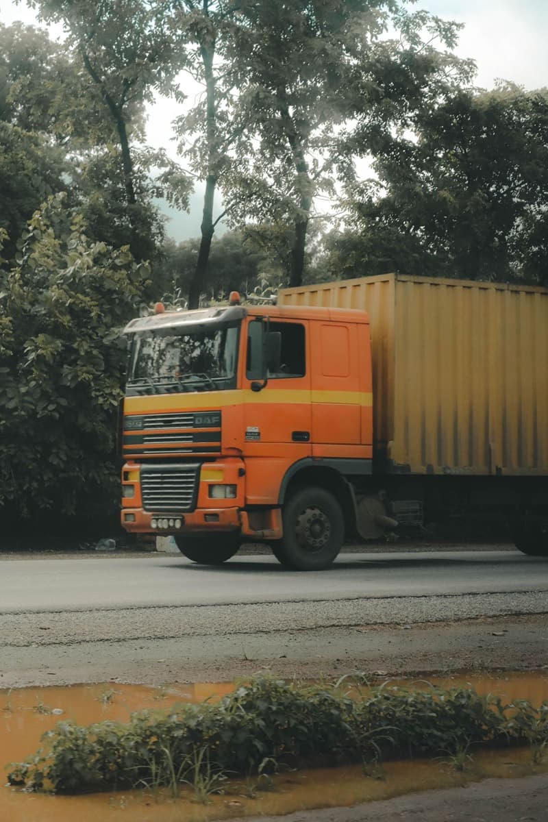 Camion porteur sur une route, pour un déménagement longue distance