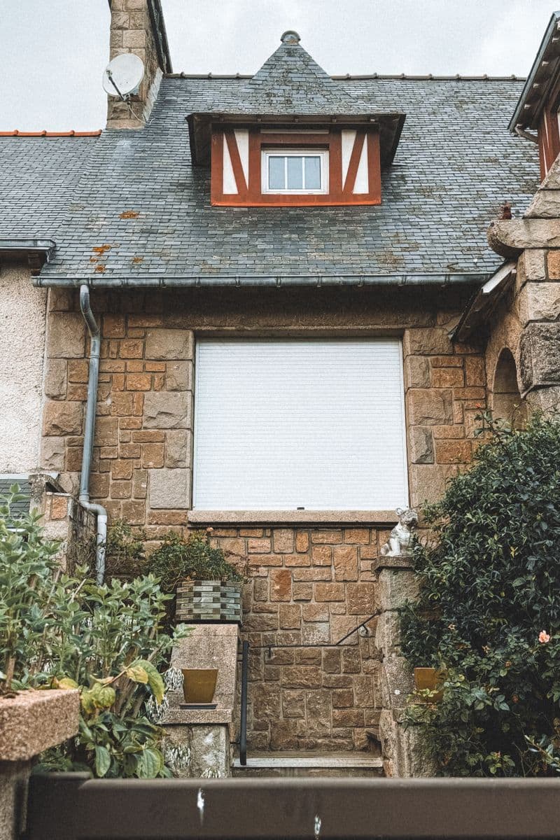 Maison en pierre de granit à Saint-Malo, lucarne et toit d'ardoise