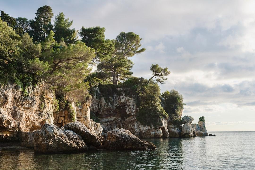 Déménagement Antibes - Photo de Antibes montrant Cap d'Antibes et Côte d'Azur. Zone couverte par les déménageurs professionnels Moverz.