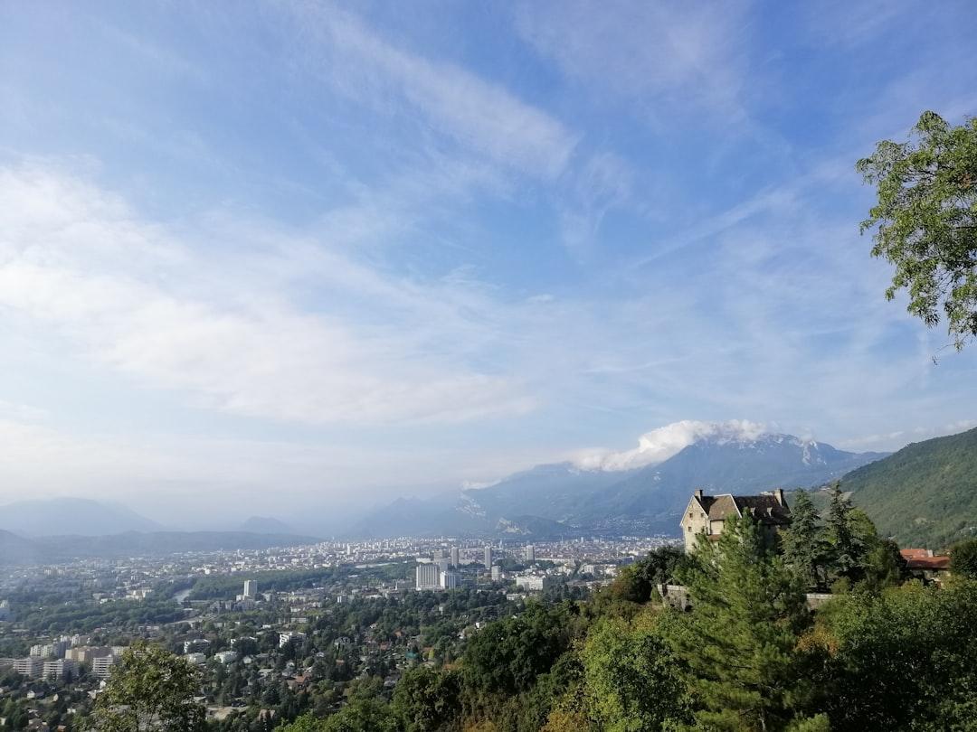 Déménagement Grenoble - Photo de Grenoble montrant Bastille et vue panoramique sur les Alpes. Zone couverte par les déménageurs professionnels Moverz.