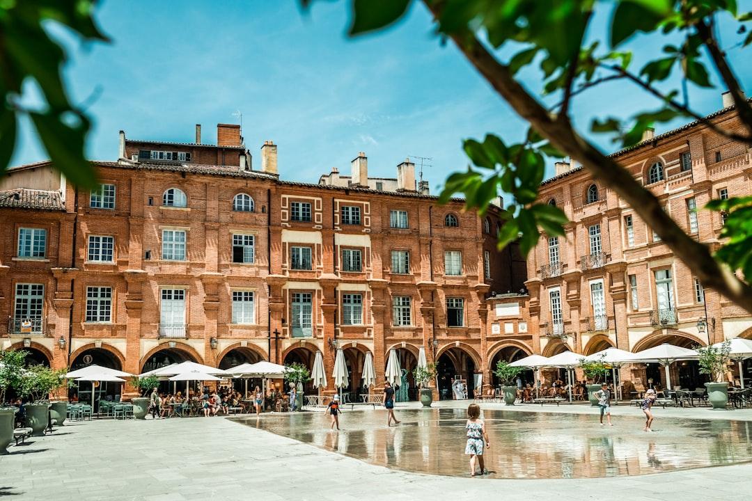 Déménagement Montauban - Photo de Montauban montrant Place Nationale et centre Tarn-et-Garonne. Zone couverte par les déménageurs professionnels Moverz.