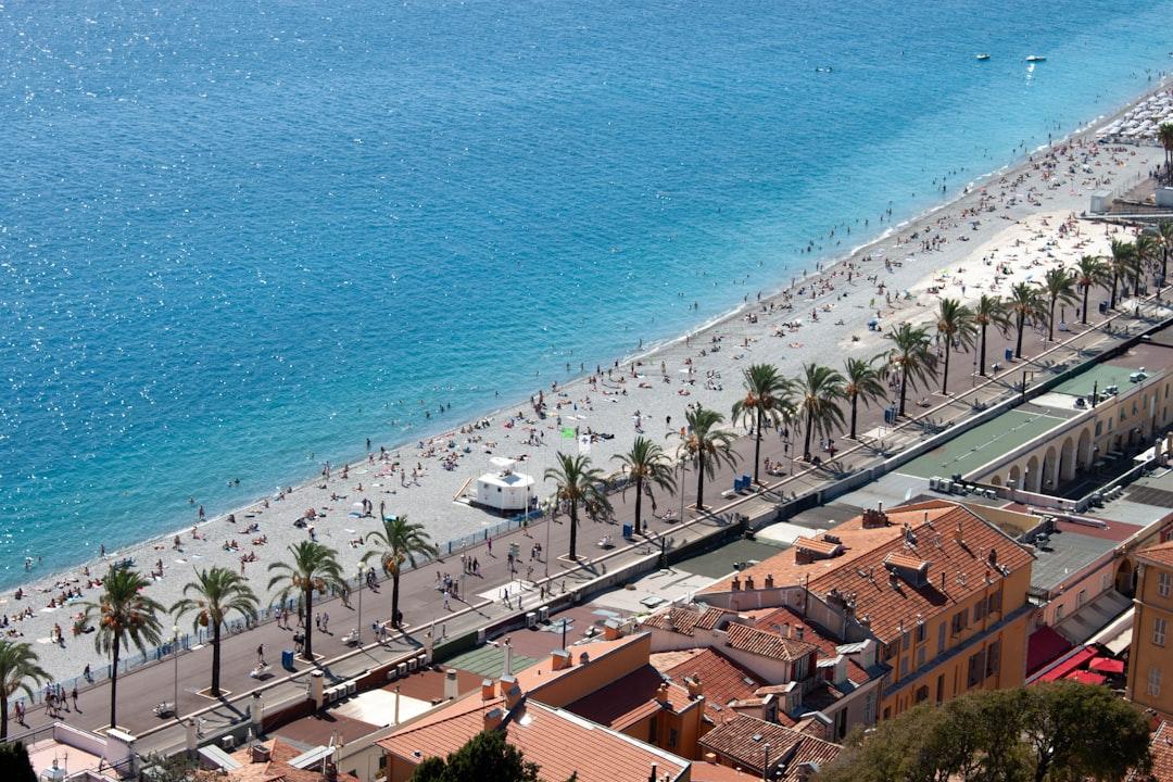 Déménagement Nice - Photo de Nice montrant Promenade des Anglais et bord de mer accessible. Zone couverte par les déménageurs professionnels Moverz.