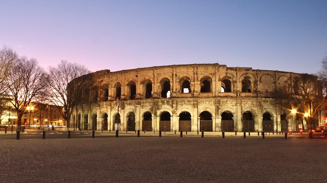 Déménagement Nîmes - Photo de Nîmes montrant Arènes romaines et centre historique. Zone couverte par les déménageurs professionnels Moverz.
