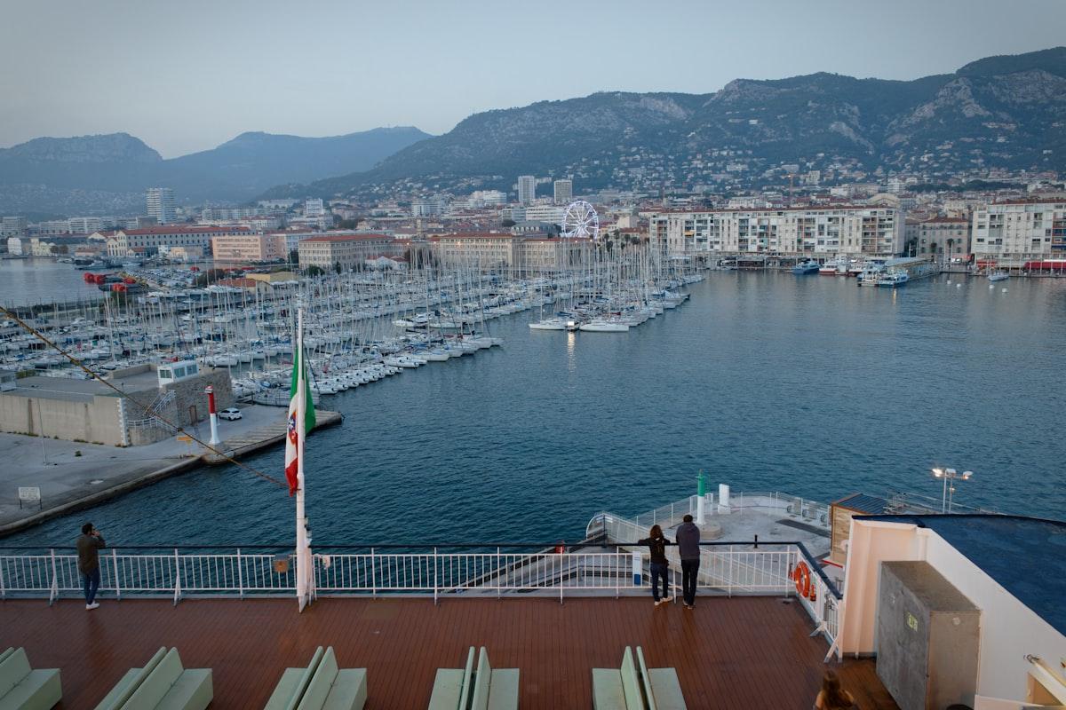 Déménagement Toulon - Photo de Toulon montrant Rade et port méditerranéen. Zone couverte par les déménageurs professionnels Moverz.
