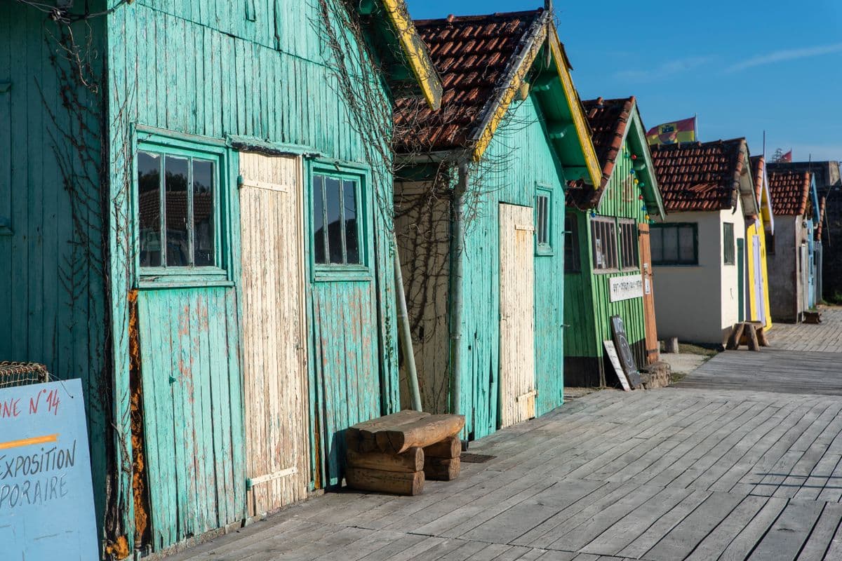 Cabanes en bois colorées sur un ponton du bassin d'Arcachon