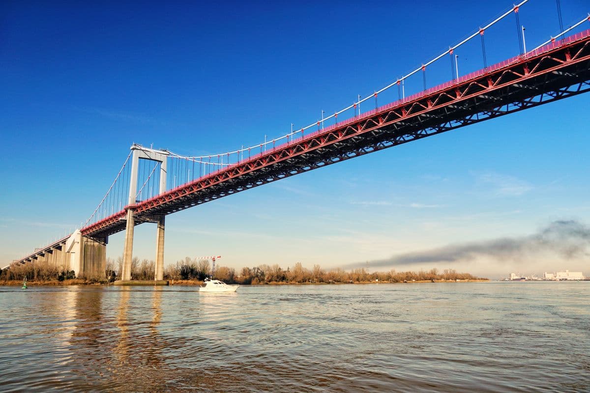 Le pont d'Aquitaine au-dessus de la Garonne, à Bordeaux