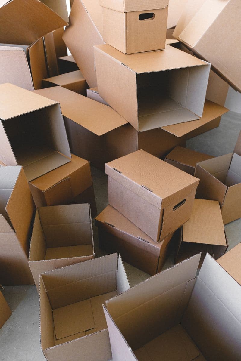 Empilement de cartons vides préparés pour un déménagement
