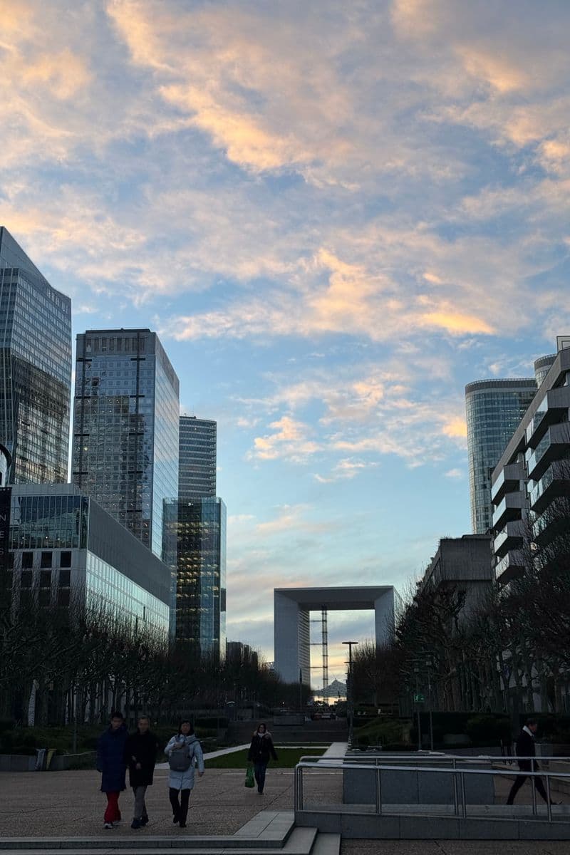 Les tours de La Défense et la Grande Arche au coucher du soleil