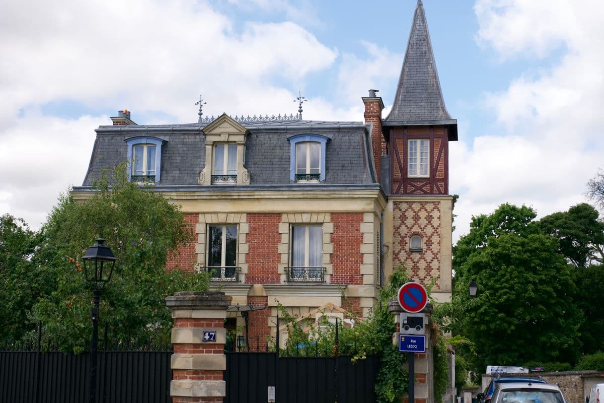 Maison en meulière avec tourelle en banlieue parisienne