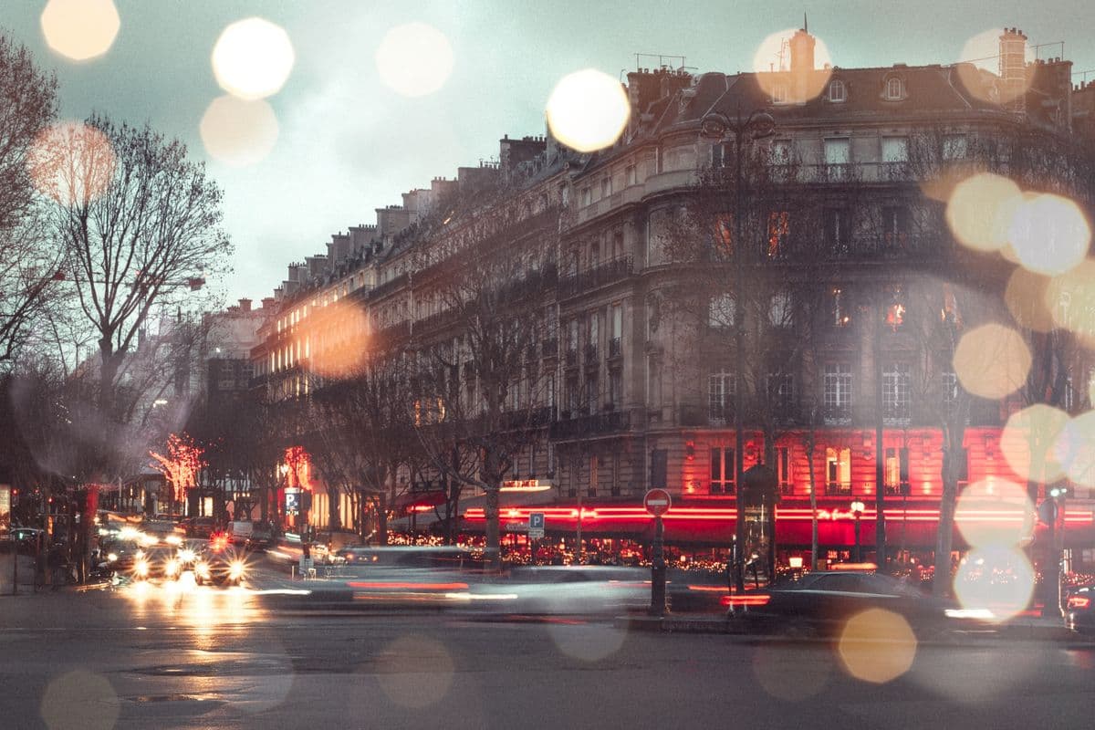 Boulevard parisien de nuit, filé des phares de voitures