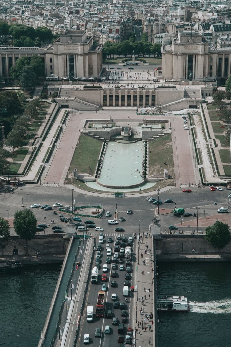 Vue aérienne du Trocadéro et du trafic sur le pont d'Iéna, à Paris