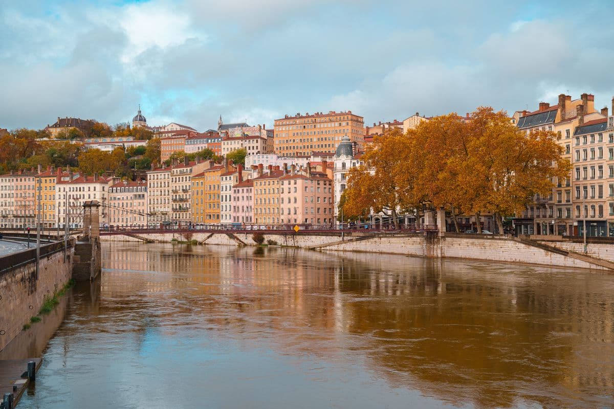 Les quais de Saône à Lyon et leurs immeubles colorés en automne
