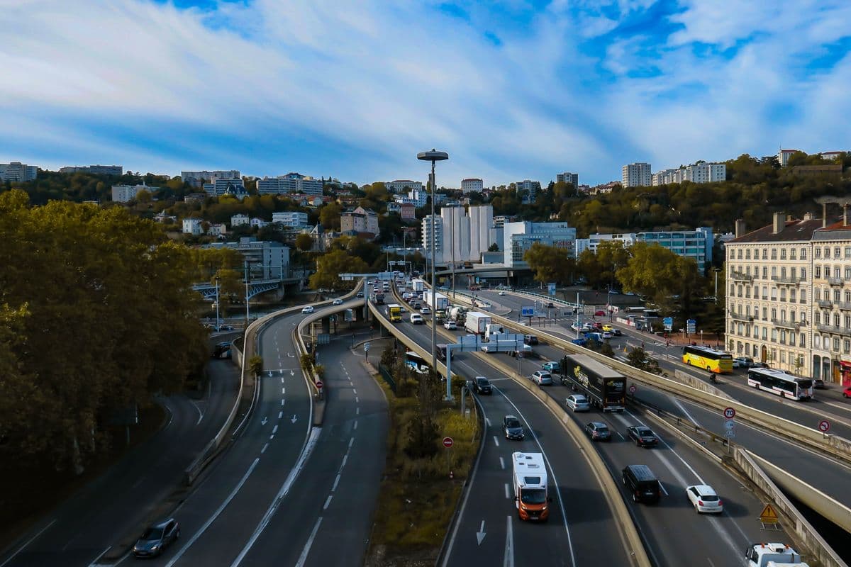Voie rapide urbaine à Lyon avec voitures et camions