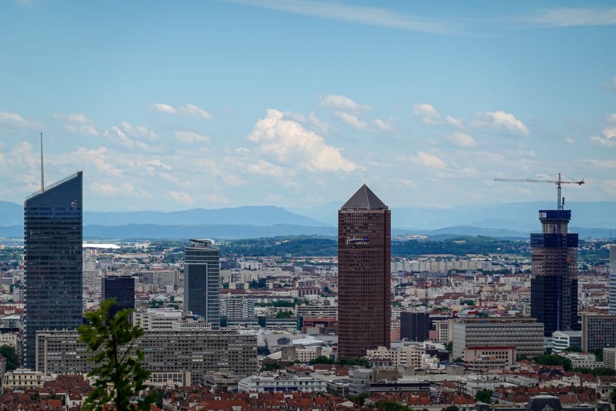 Vue aérienne de Lyon avec les tours du quartier d'affaires