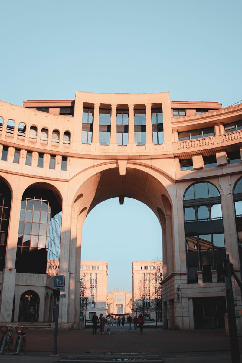 Arche monumentale de la place de Thessalie, quartier Antigone à Montpellier