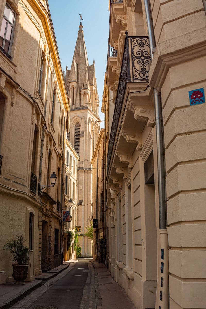 Ruelle étroite de Montpellier menant au clocher d'une église