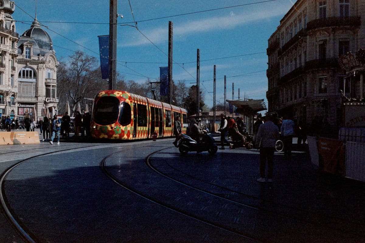 Tramway traversant une place du centre de Montpellier