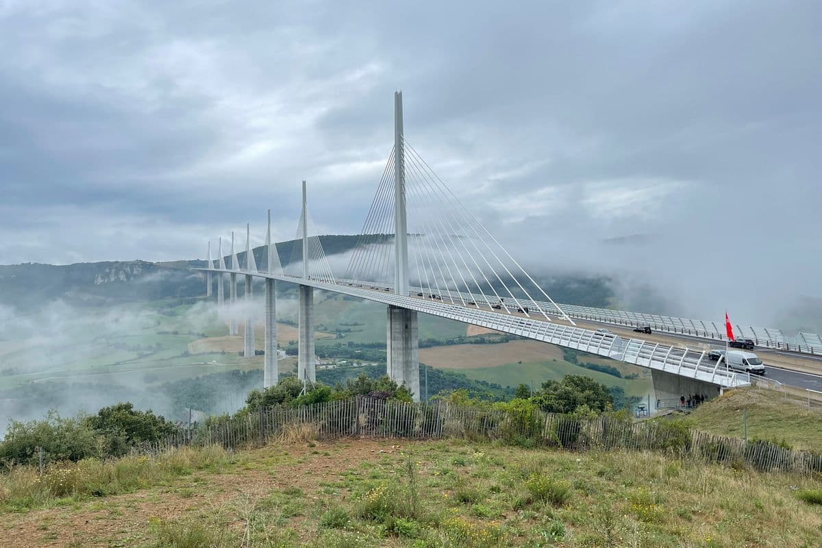 Le viaduc de Millau dans la brume, sur l'A75