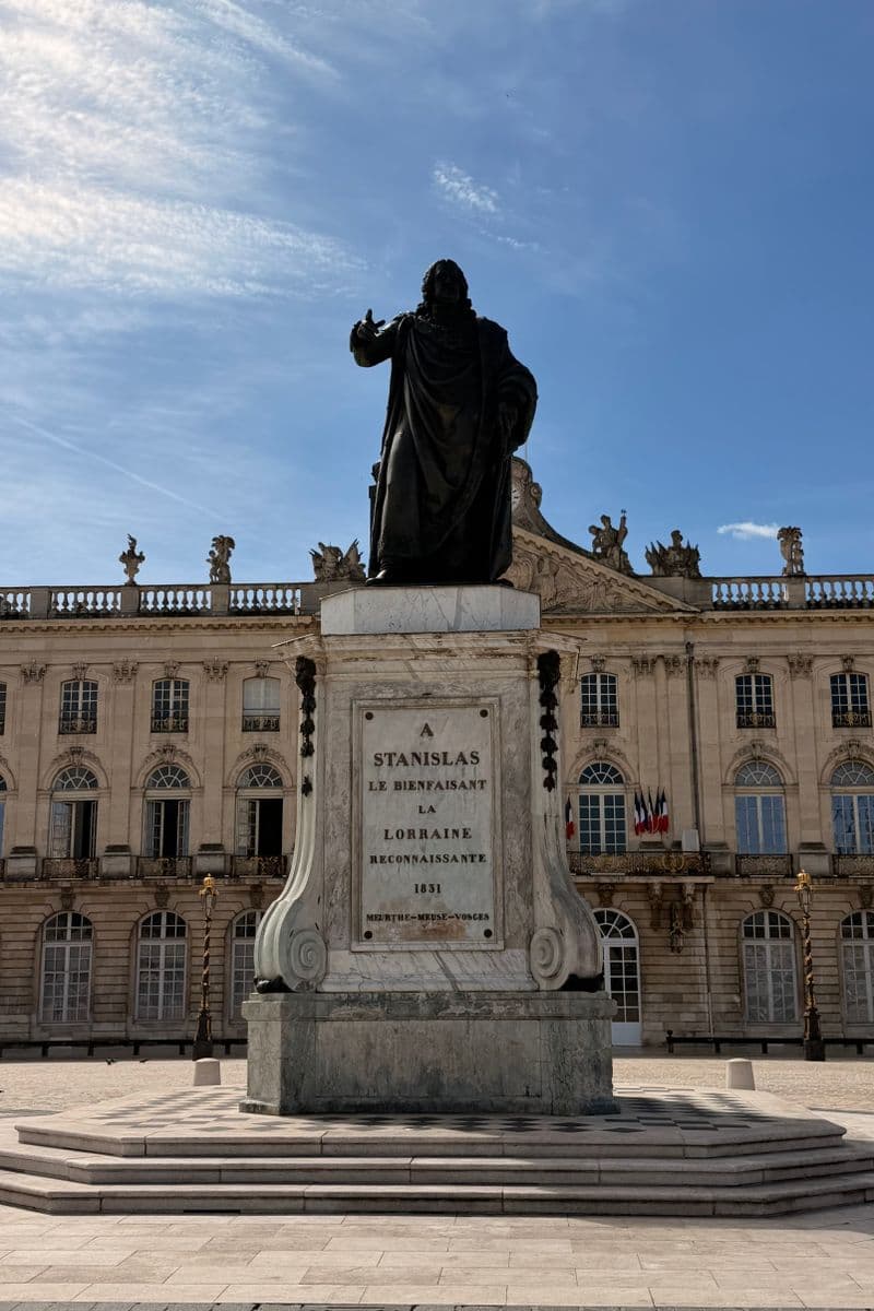 Statue de Stanislas devant l'hôtel de ville, place Stanislas à Nancy