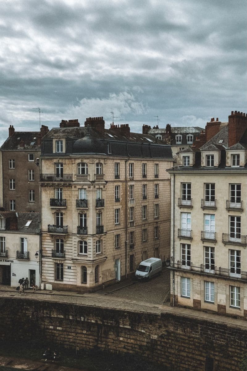 Immeubles anciens de Nantes vus de haut, une camionnette blanche garée au pied