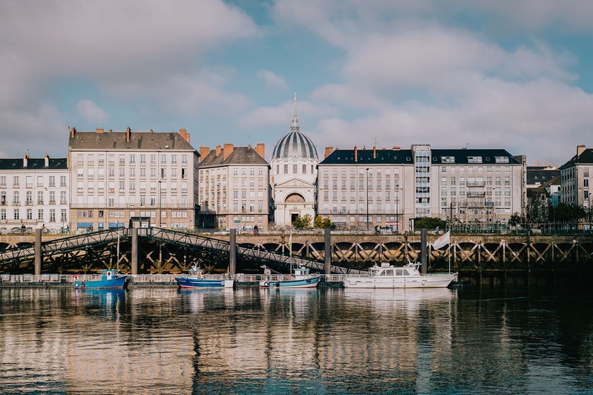 Les quais de Nantes et un pont se reflétant dans la Loire