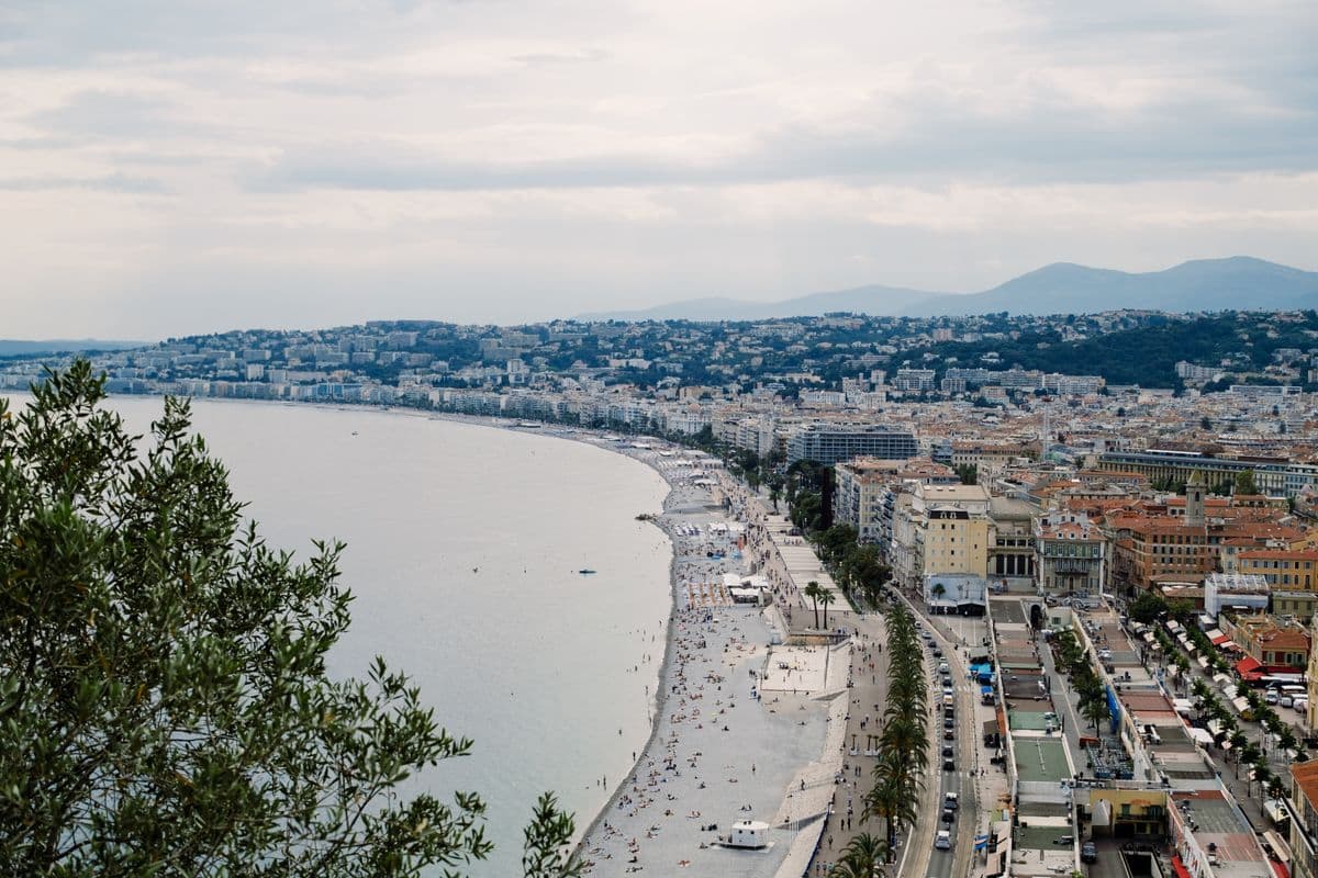 Vue panoramique de la baie de Nice, de la plage et de la ville