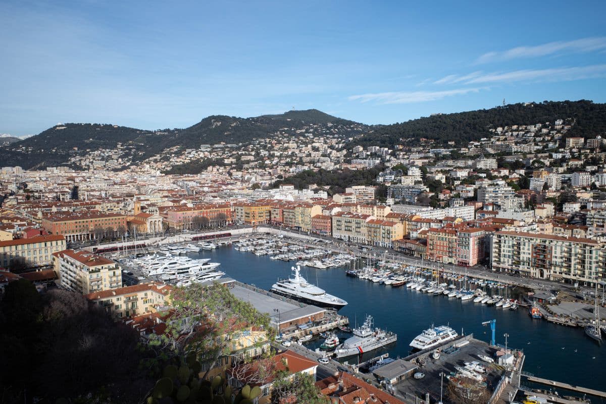 Le port de Nice et ses immeubles vus d'en haut, collines en arrière-plan
