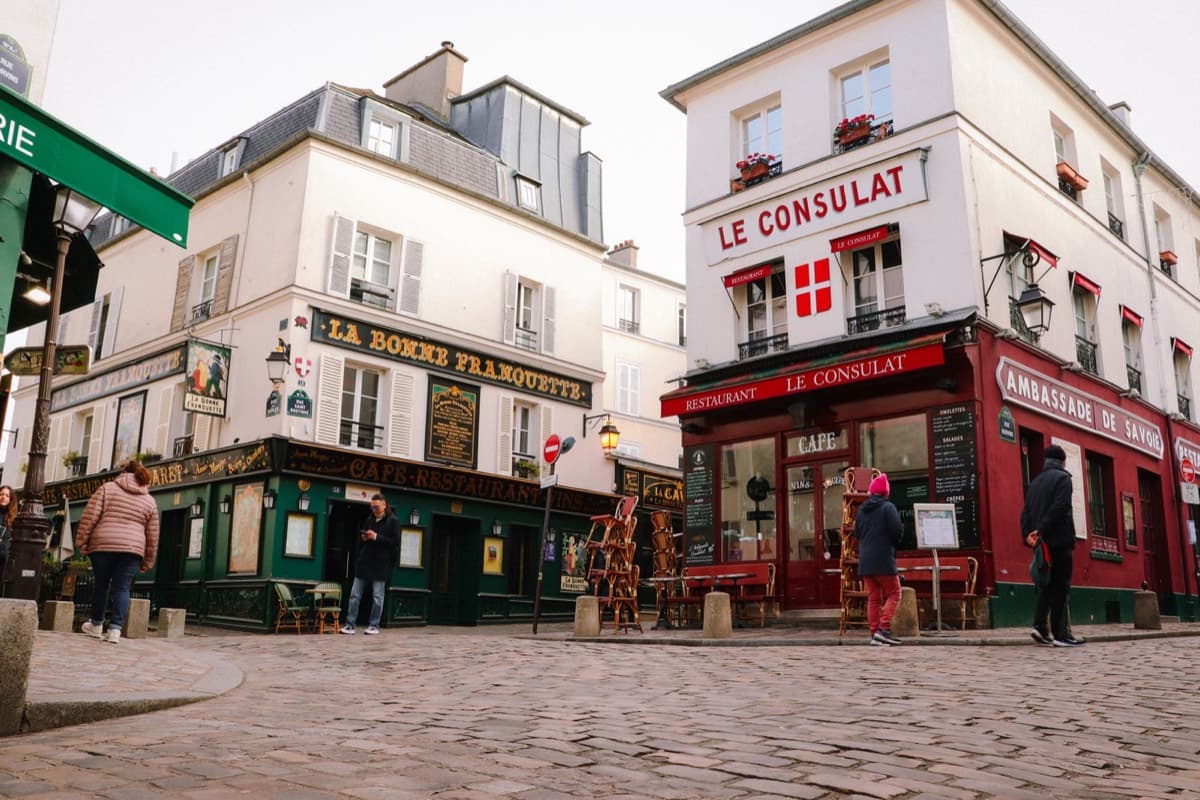 Rue pavée de Montmartre, cafés et immeubles anciens
