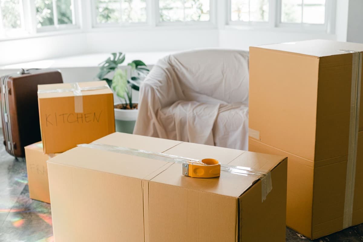 Appartement vide et cartons de déménagement prêts au départ