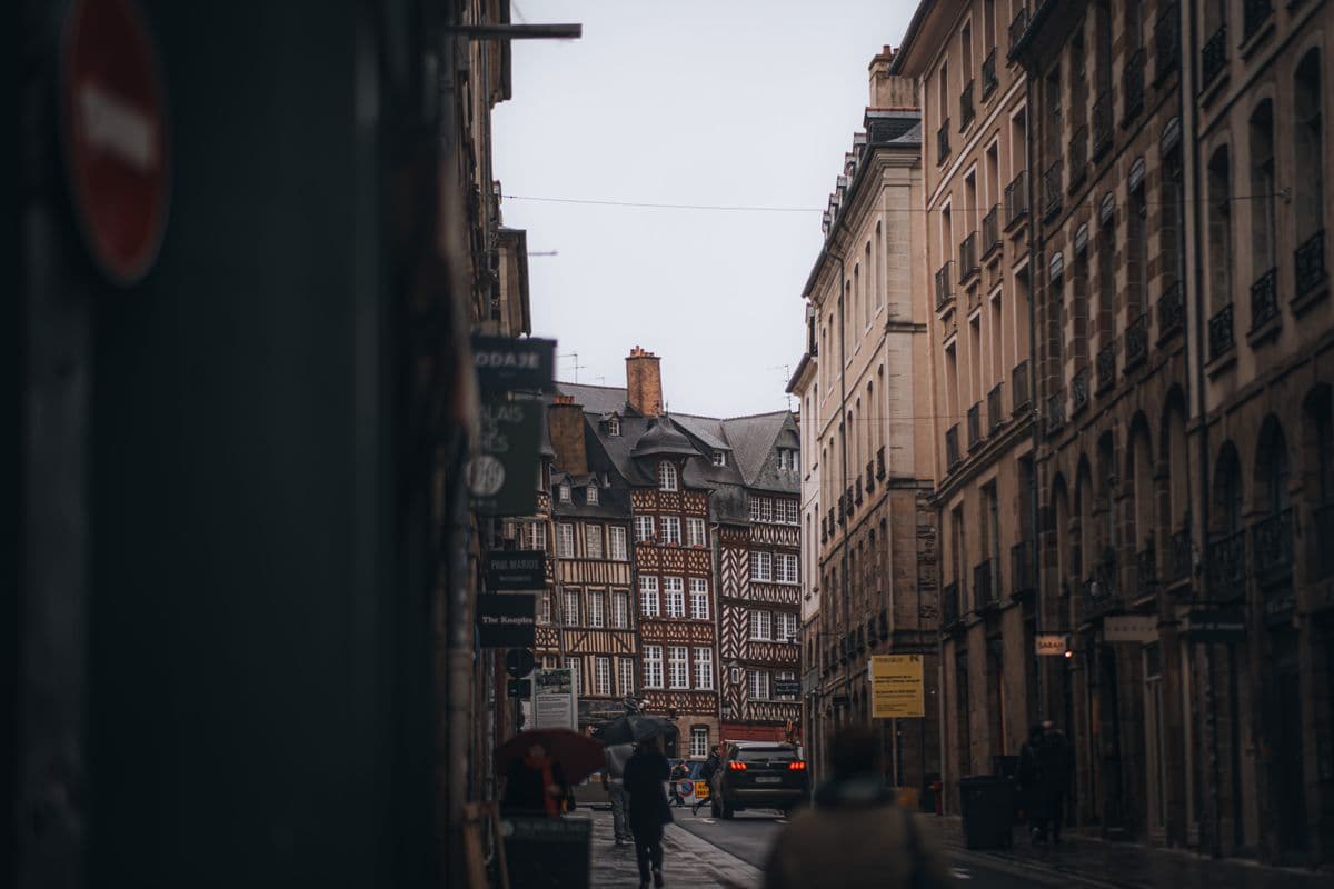 Rue du centre ancien de Rennes avec des maisons à pans de bois au fond
