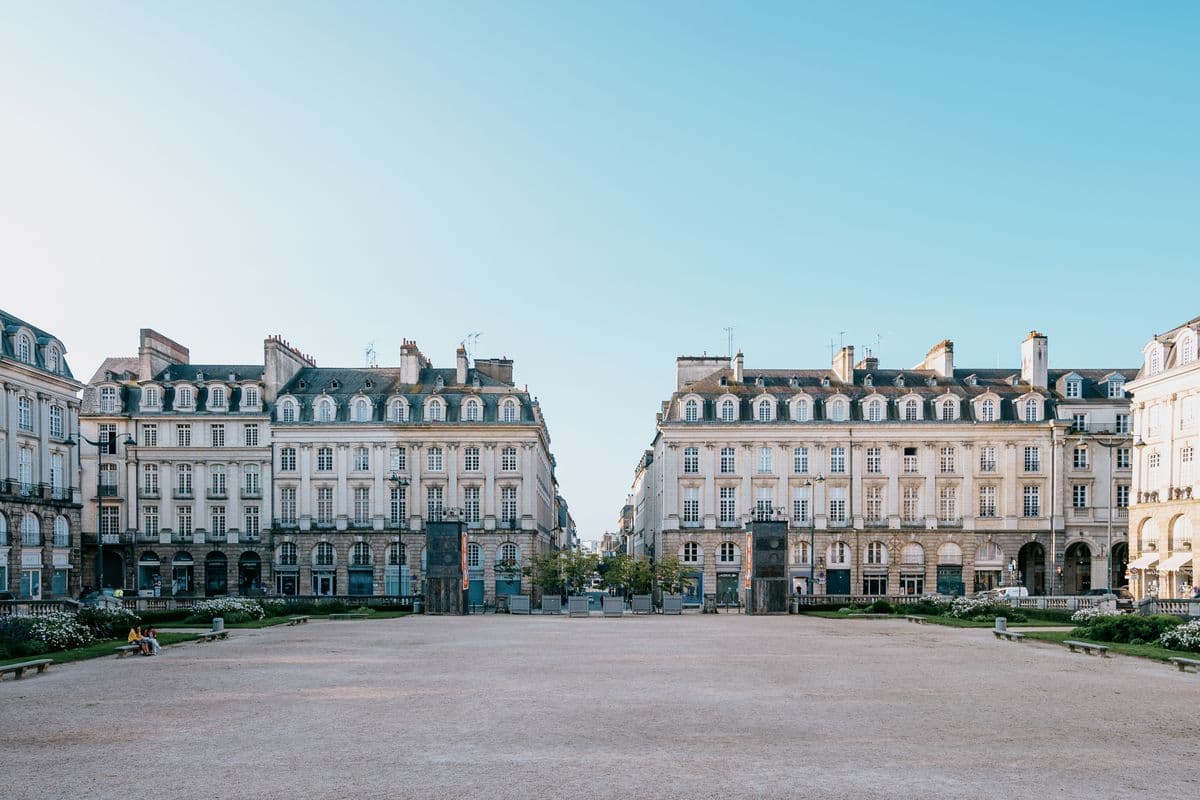 La place du Parlement de Bretagne à Rennes sous un ciel bleu