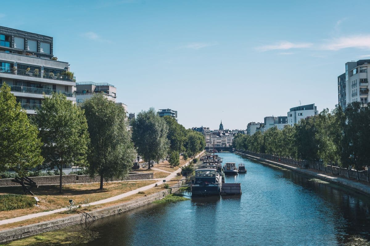 La Vilaine à Rennes bordée d'immeubles récents et de péniches