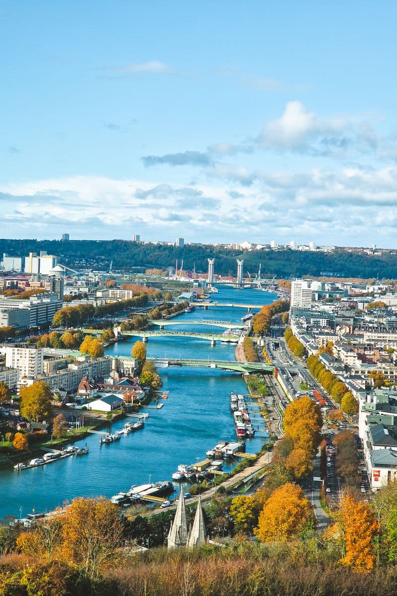 Vue aérienne de Rouen : la Seine, ses ponts et les deux rives en automne