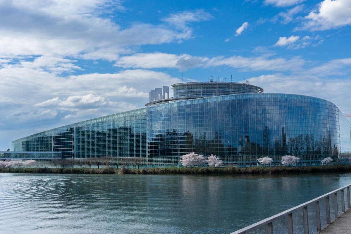 Le Parlement européen de Strasbourg et sa façade de verre au bord de l'Ill