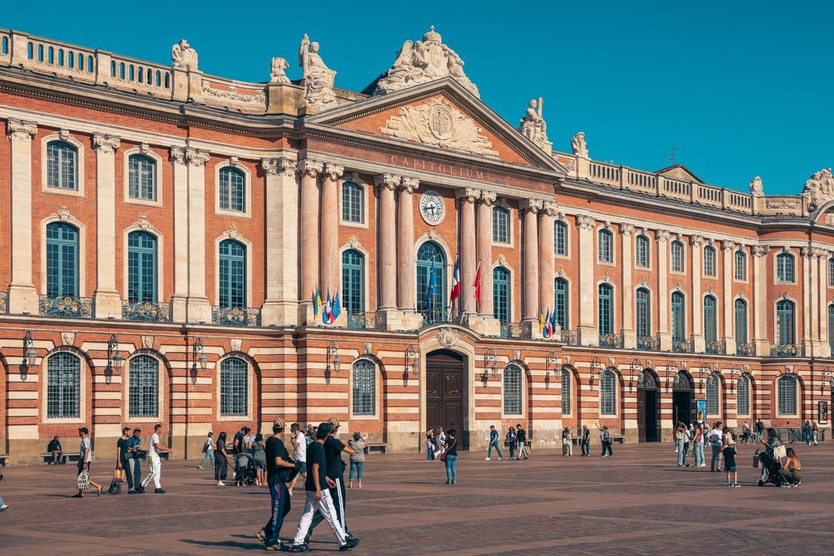 Le Capitole de Toulouse et sa place animée