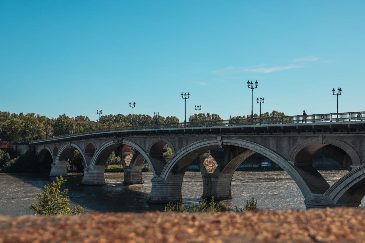 Le pont Saint-Pierre au-dessus de la Garonne à Toulouse