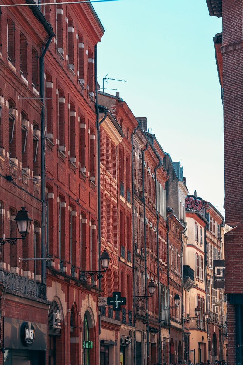 Rue de Toulouse bordée d'immeubles en brique rouge